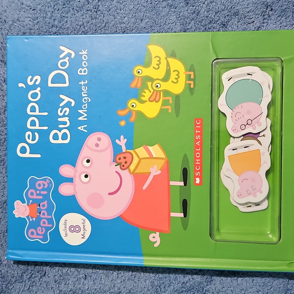 SCHOLASTIC Peppa's Busy Day Magnet Book (Peppa Pig): A Magnet Book
